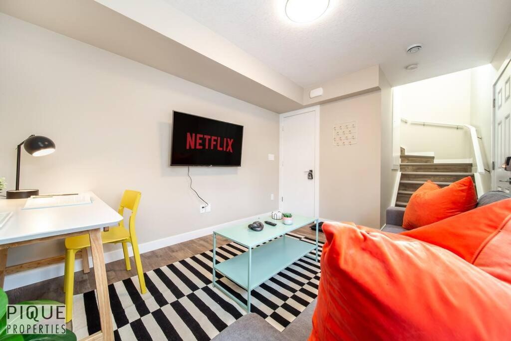 NEW, Euro-Style Suite, Whyte Avenue, AC, Netflix, Sleeps 6!
