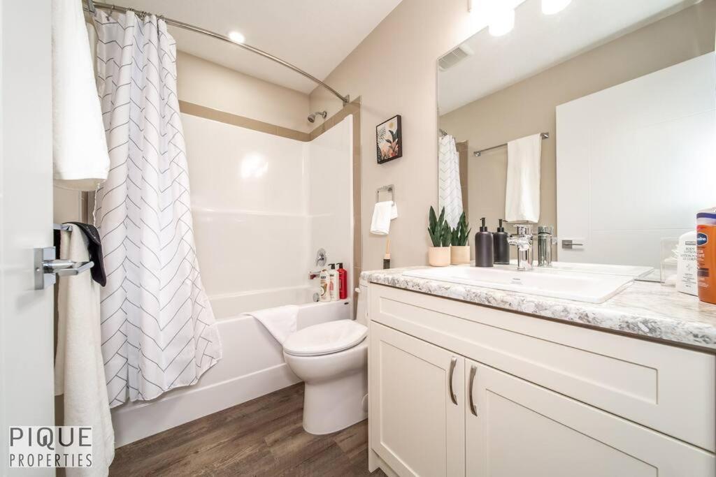 NEW, Euro-Style Suite, Whyte Avenue, AC, Netflix, Sleeps 6!