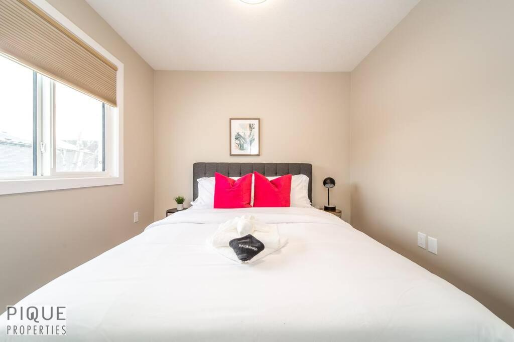 NEW, Euro-Style Suite, Whyte Avenue, AC, Netflix, Sleeps 6!