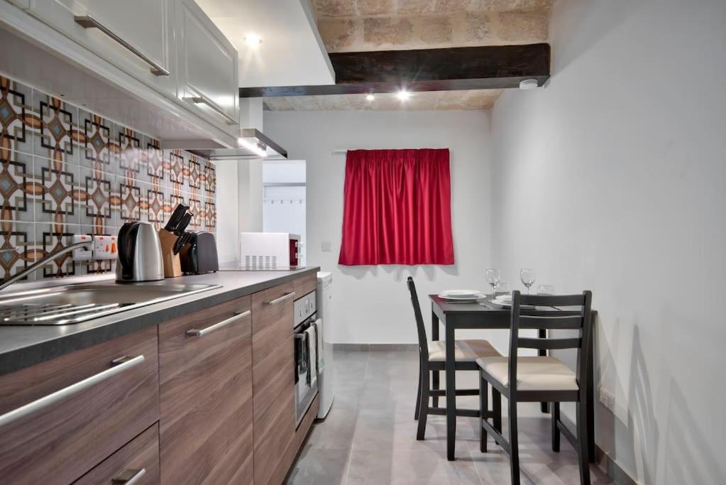 Old Lodge Apartment 7 by Vallettastay view 2