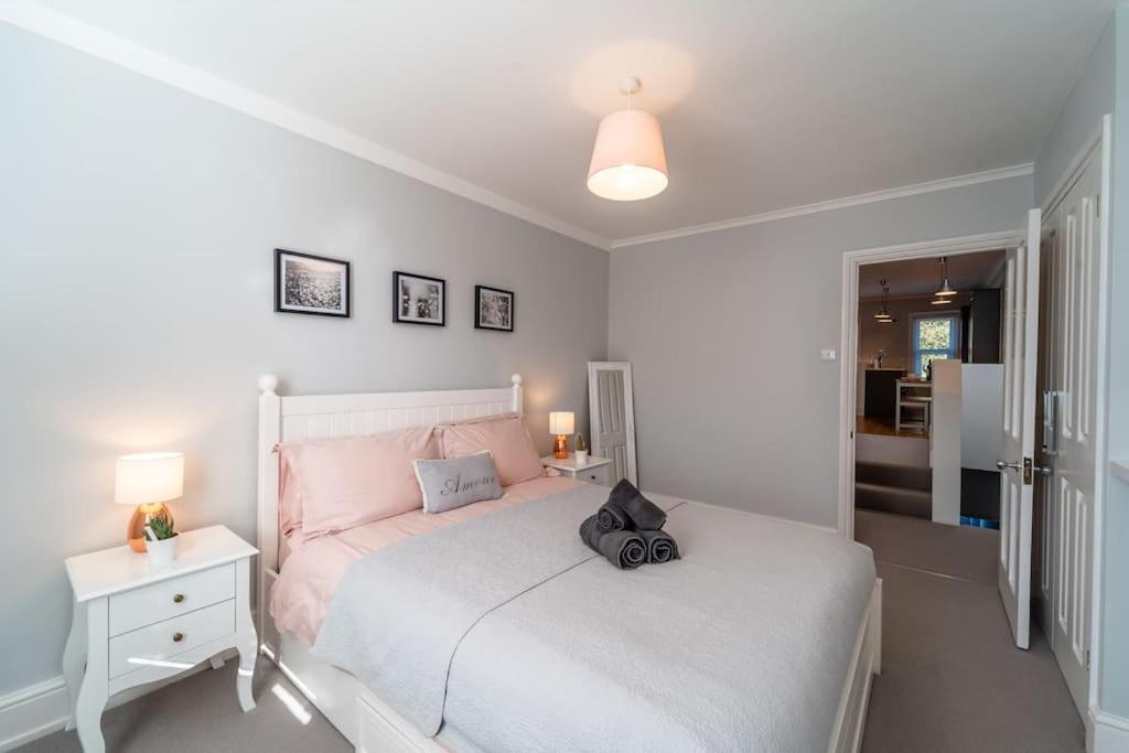 A beautiful and stylish 2 bed flat close to beach view 4
