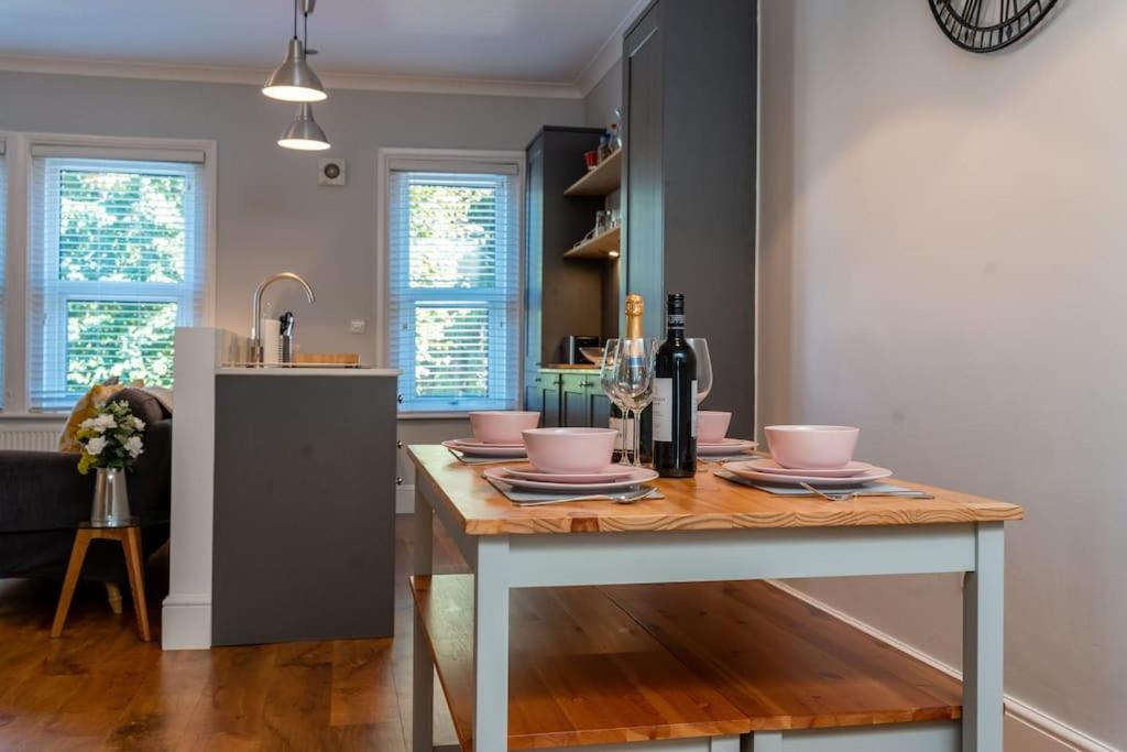 A beautiful and stylish 2 bed flat close to beach view 3