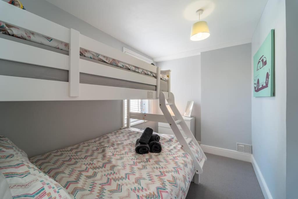 A beautiful and stylish 2 bed flat close to beach view 5