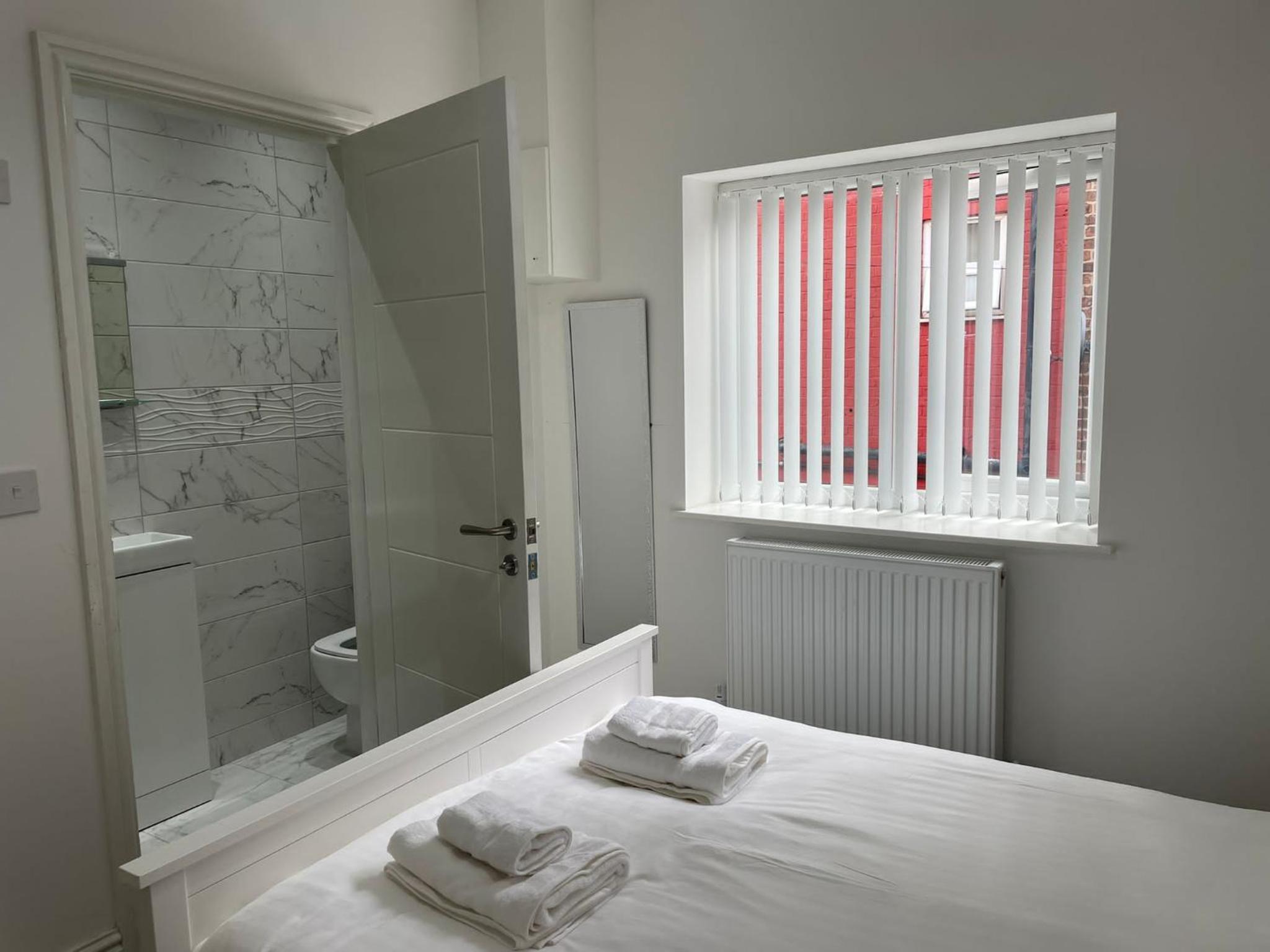 Beautiful 6 bedroom home close to city centre with free parking view 3