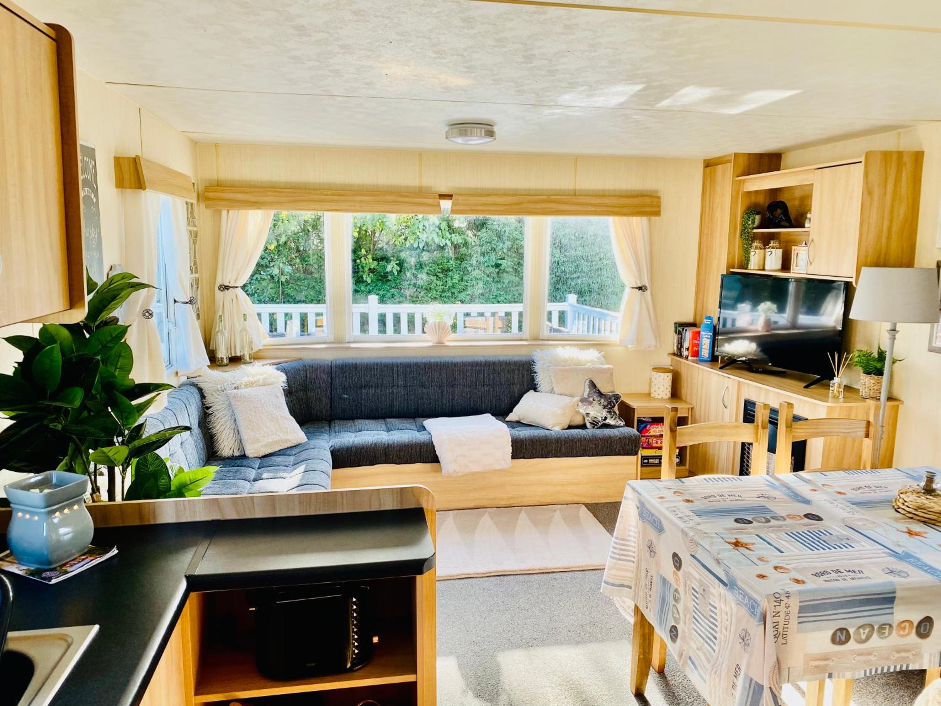 Shell Beach Holiday Home Mersea Coopers Beach view 4
