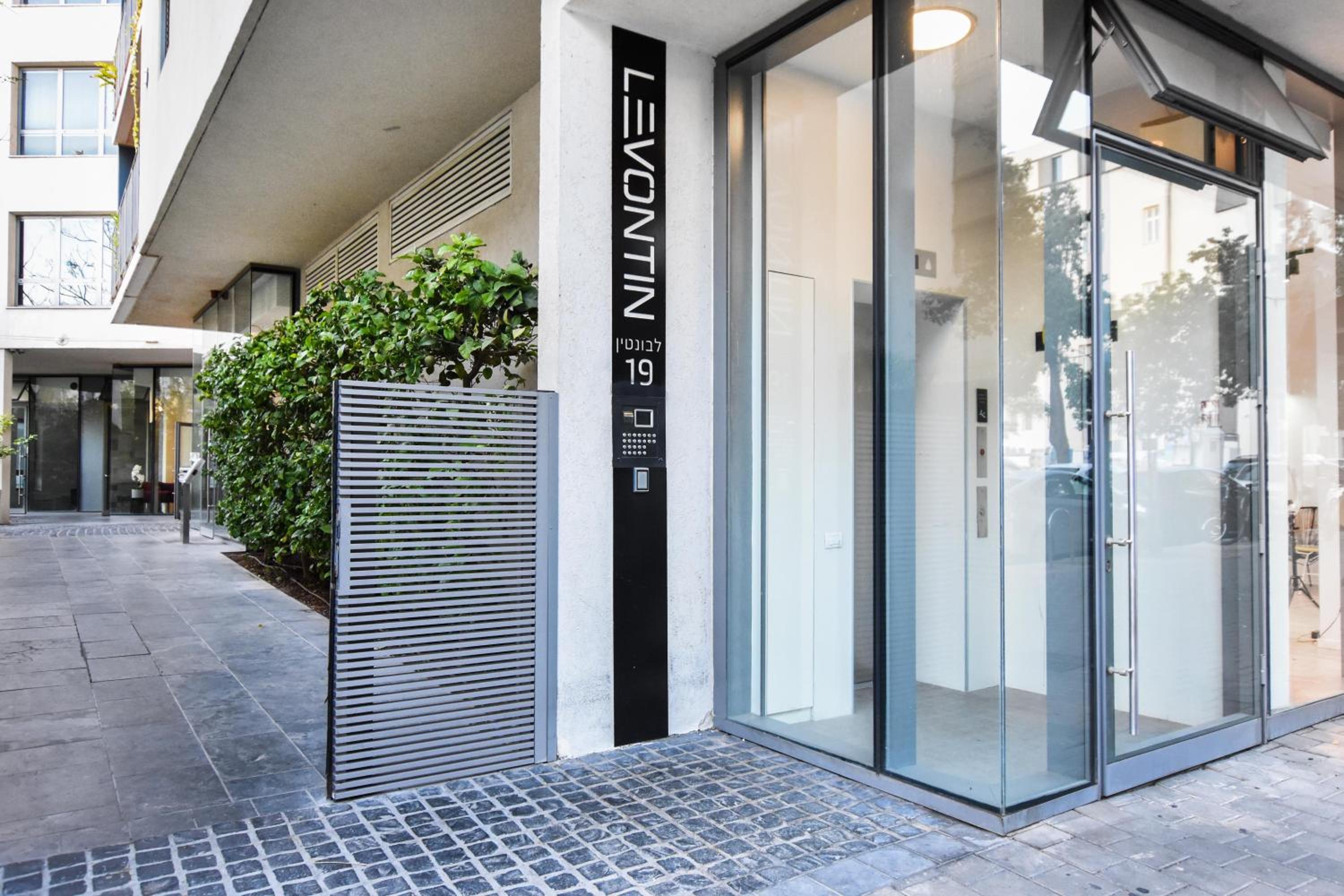Spacious 3BR Close to Rothschild with MAMAD by HolyGuest view 5