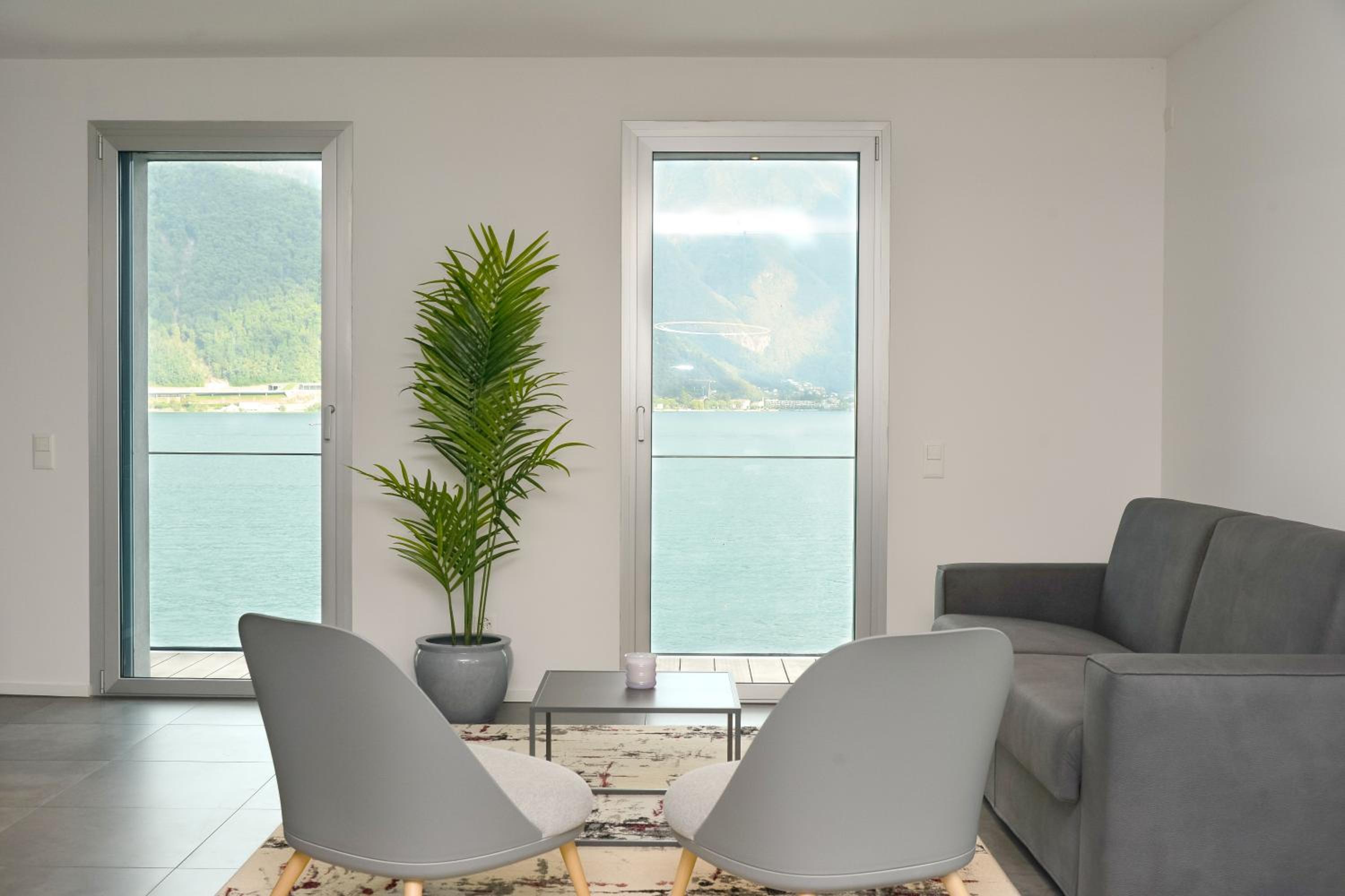 Front Lake Vacation Rental Mel in Melide view 2