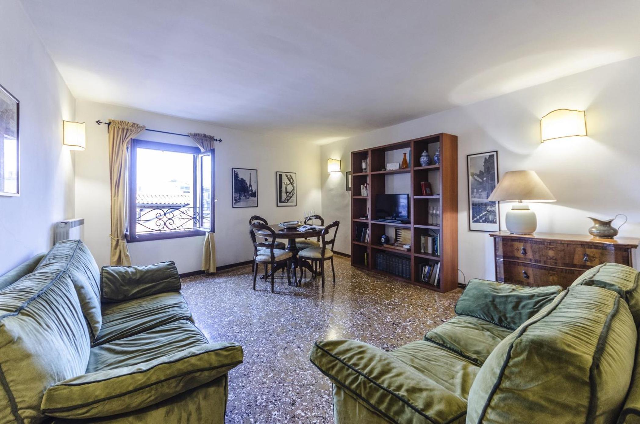 Maurizio House - near the Train Station