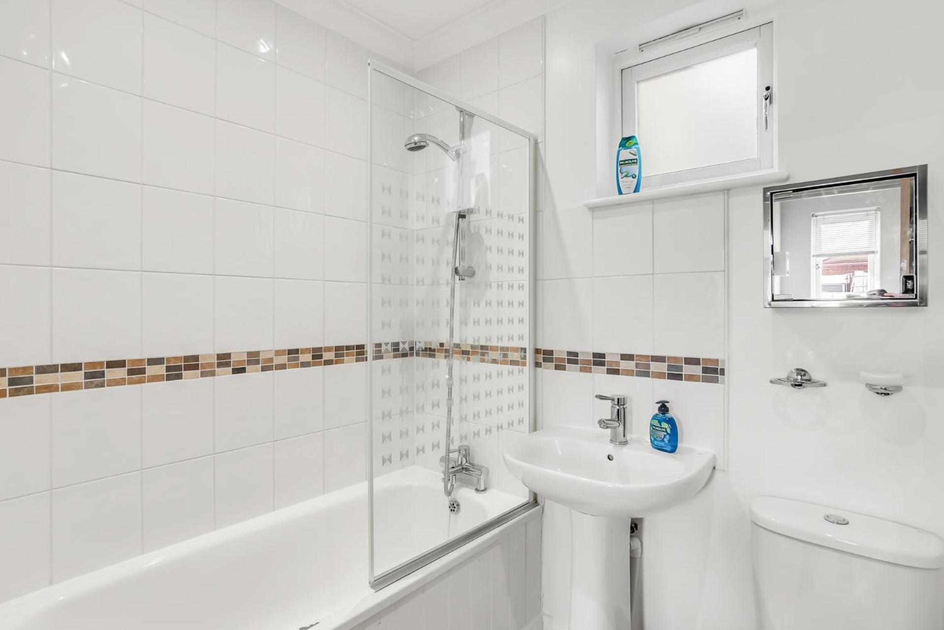 Spacious Home near UEA for Contractors & Workers view 2