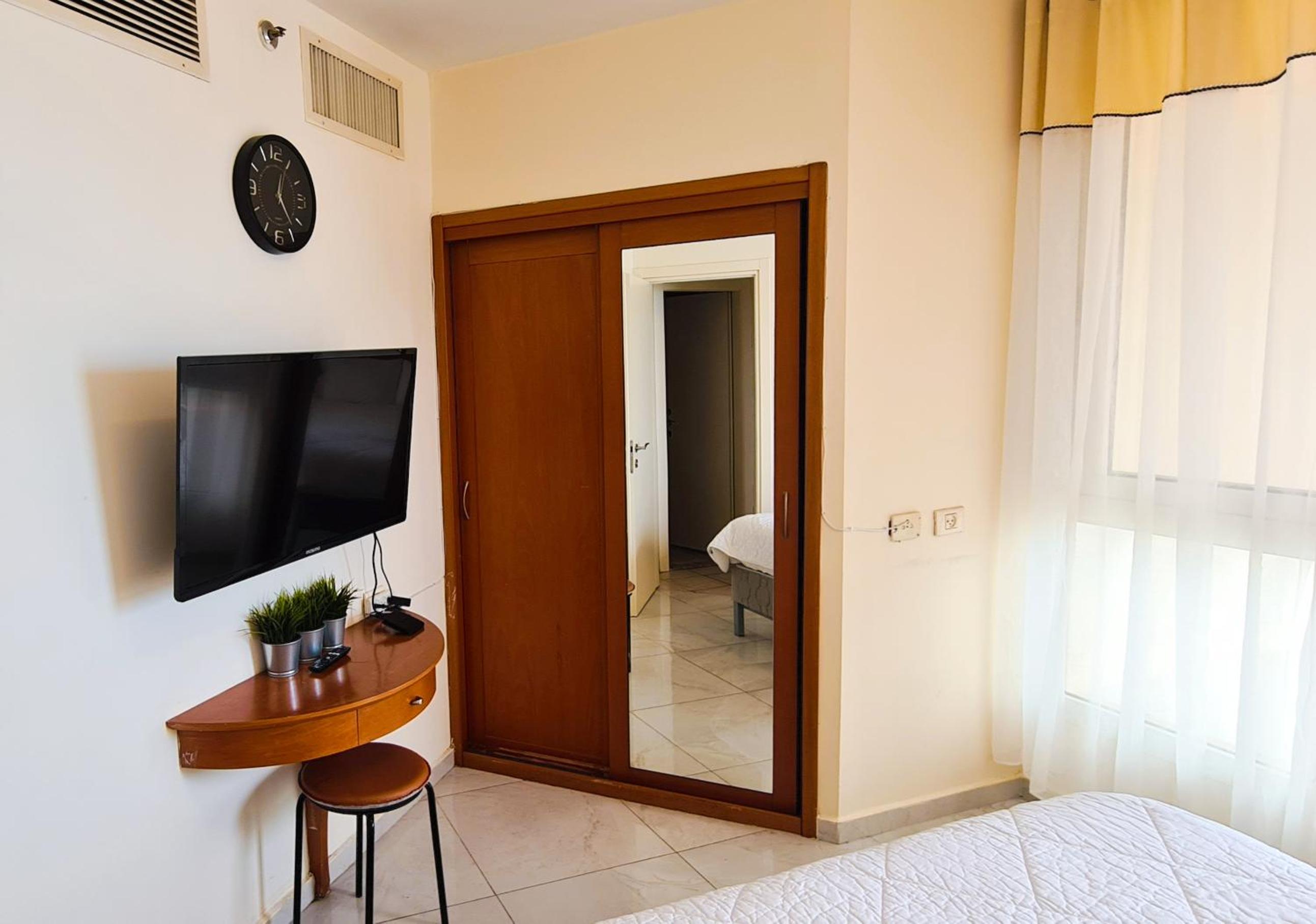 GO to apartments in Leonardo view 2