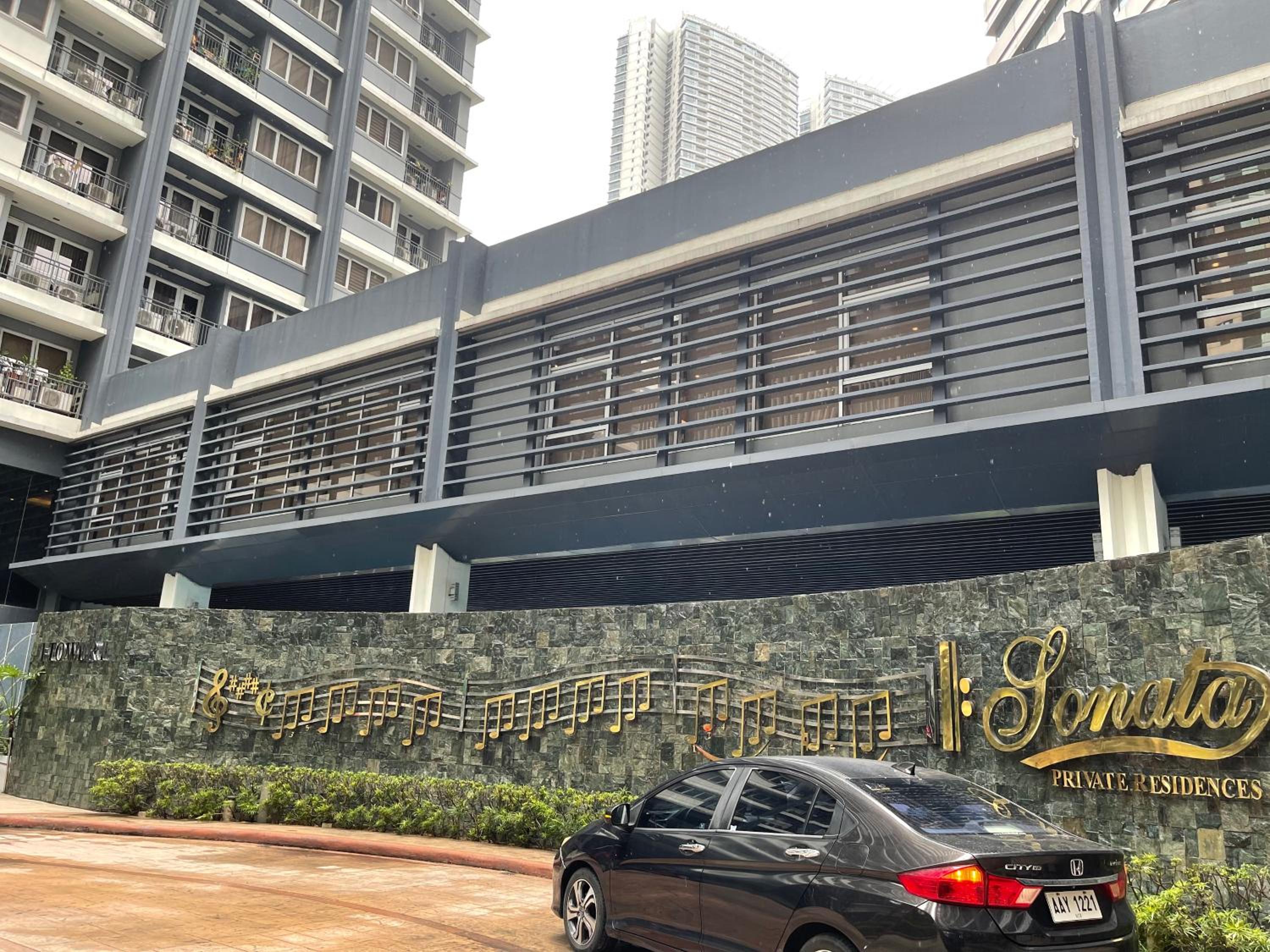 Luxury suite next to Shangrila and Westin Hotels view 3