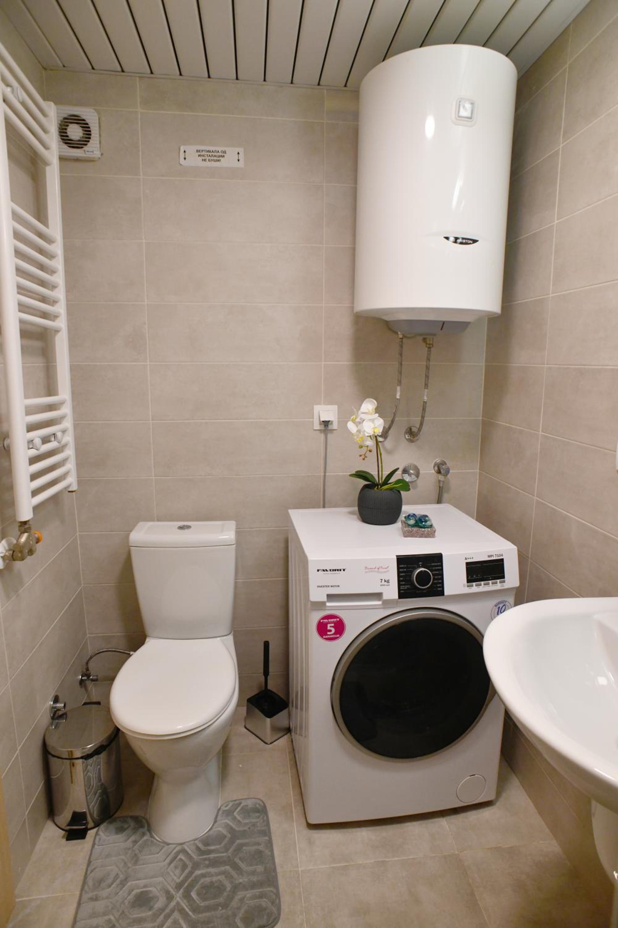 Chic Urban Retreat with Balcony, Parking & Wi-Fi view 3