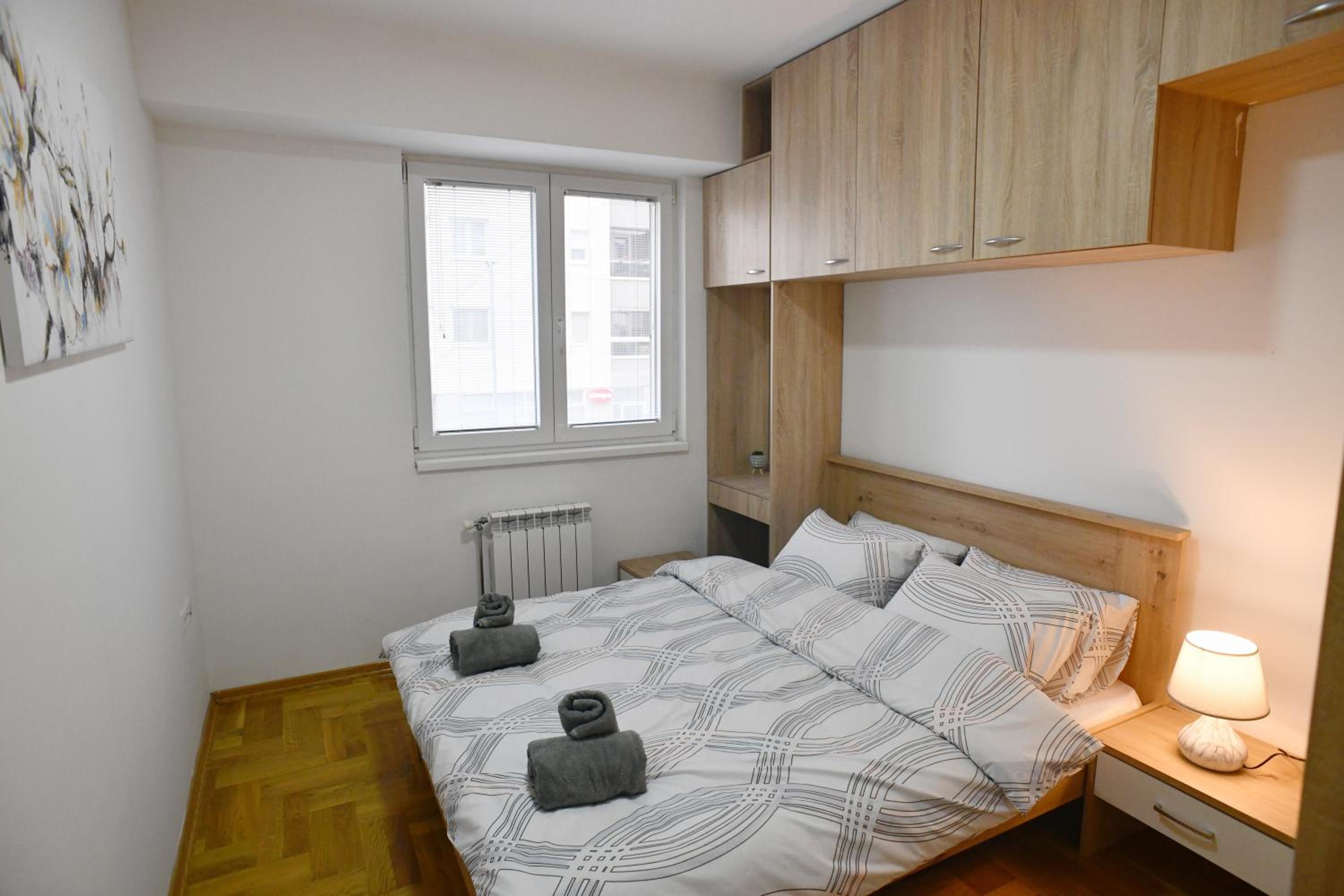 Chic Urban Retreat with Balcony, Parking & Wi-Fi view 2