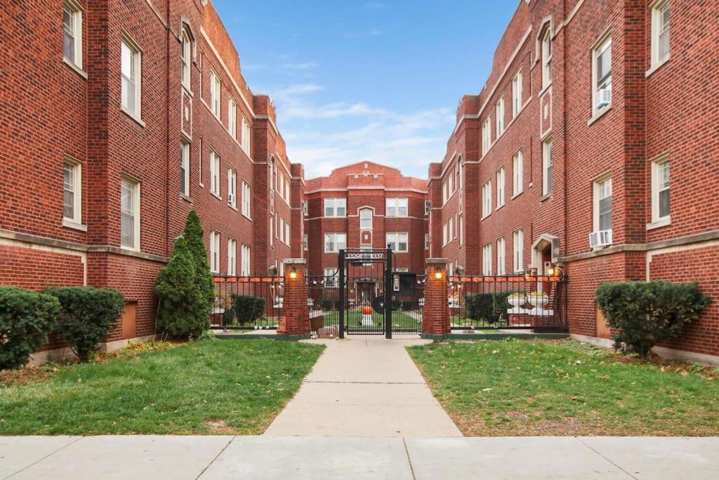 Cozy 1BR Apartment in Rogers Park - Touhy 2W
