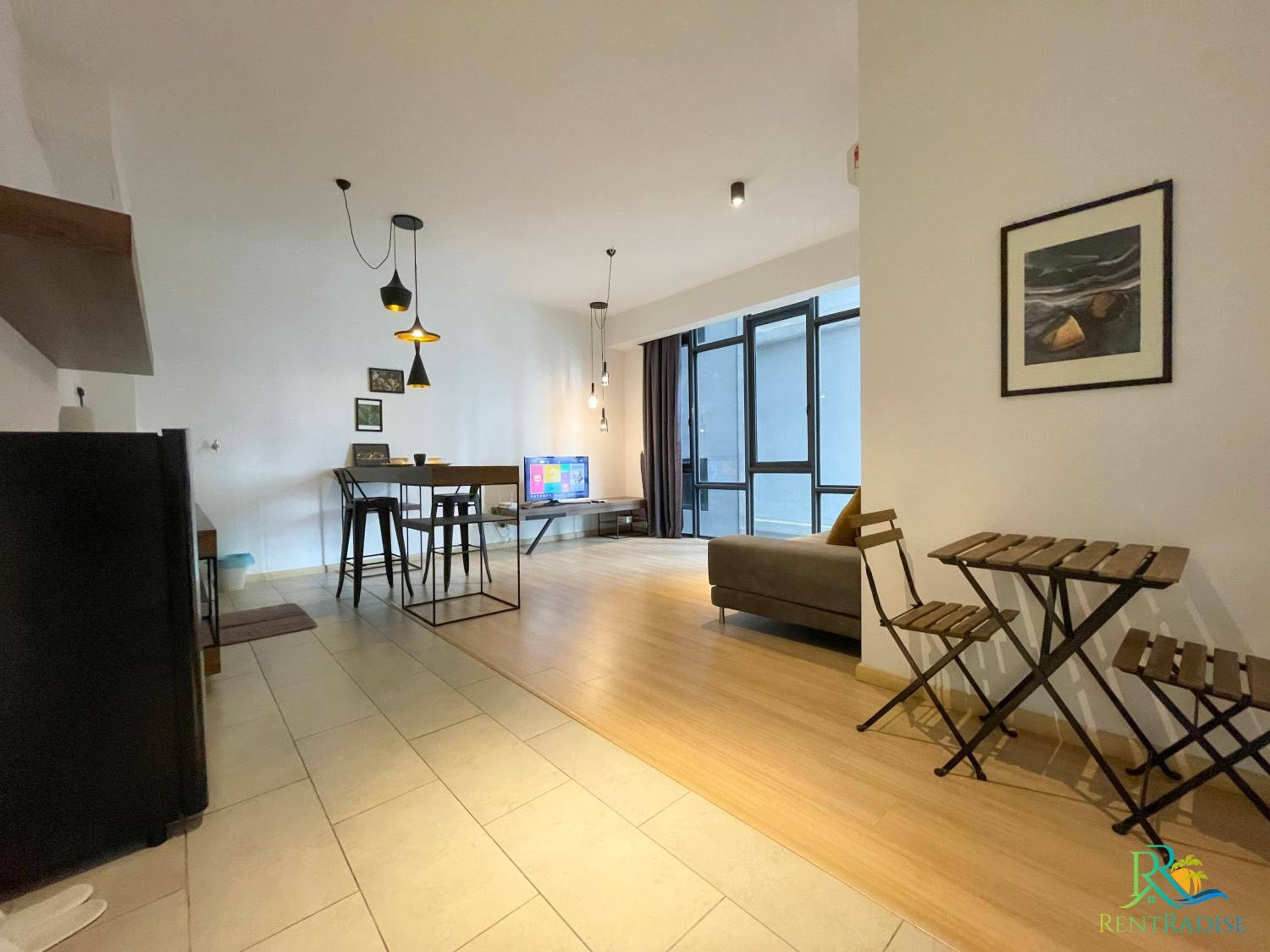 Cube 8 Teens Taman Mount Austin Apartment by UHA