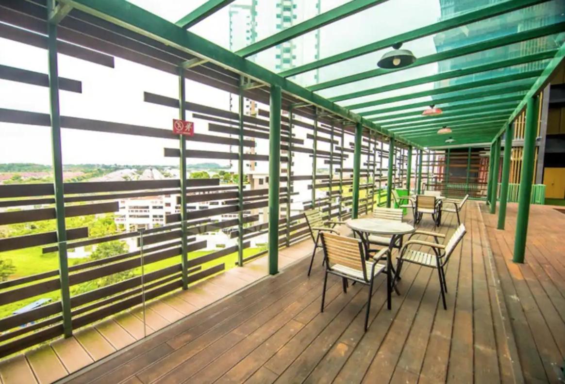 Cube 8 Teens Taman Mount Austin Apartment by UHA