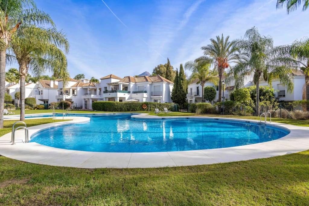 Marbella Vacations - OleHolidays Senorio Gonzaga junto a Puerto Banus - Property Image 1