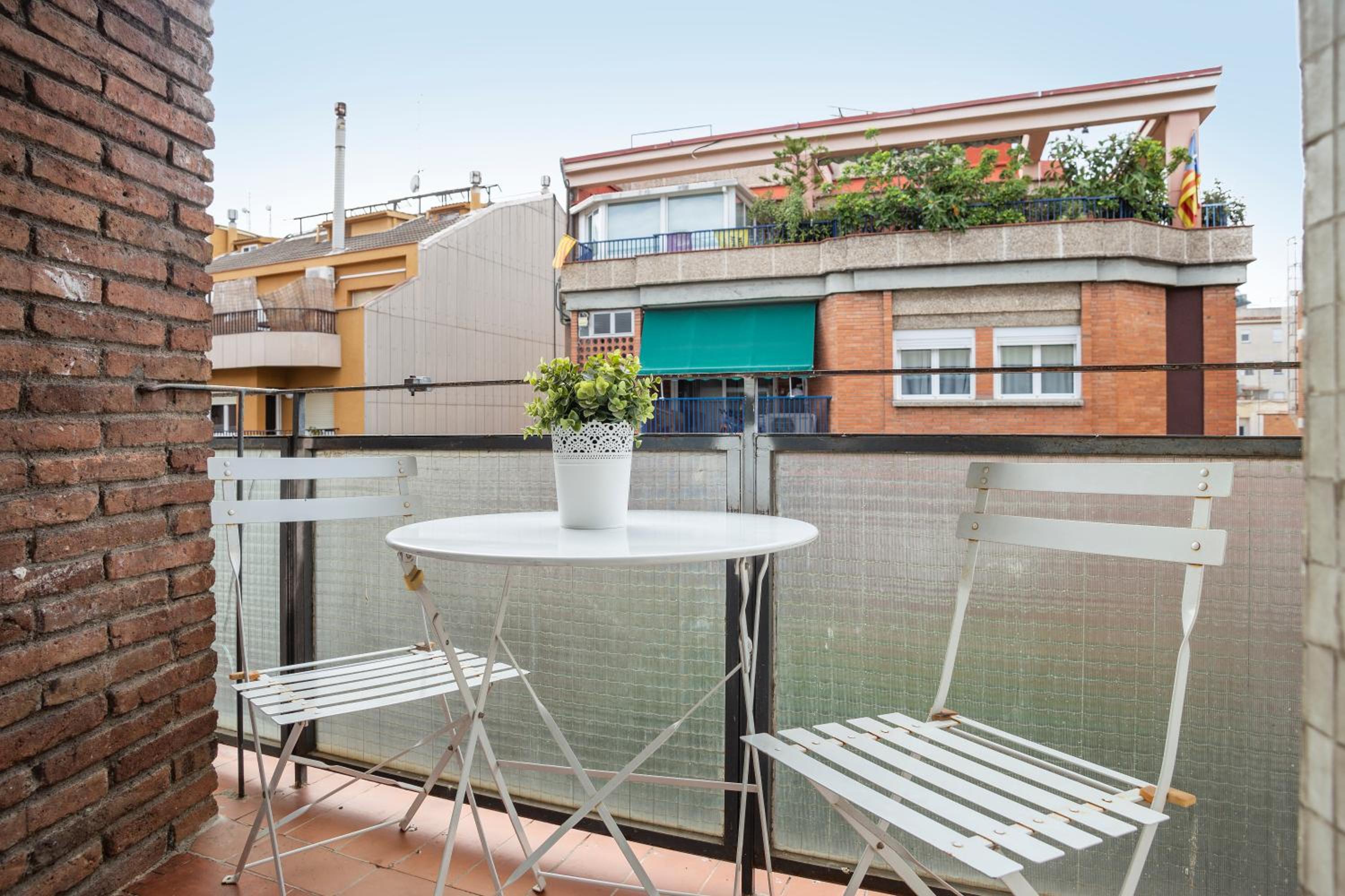 The White Flats Les Corts