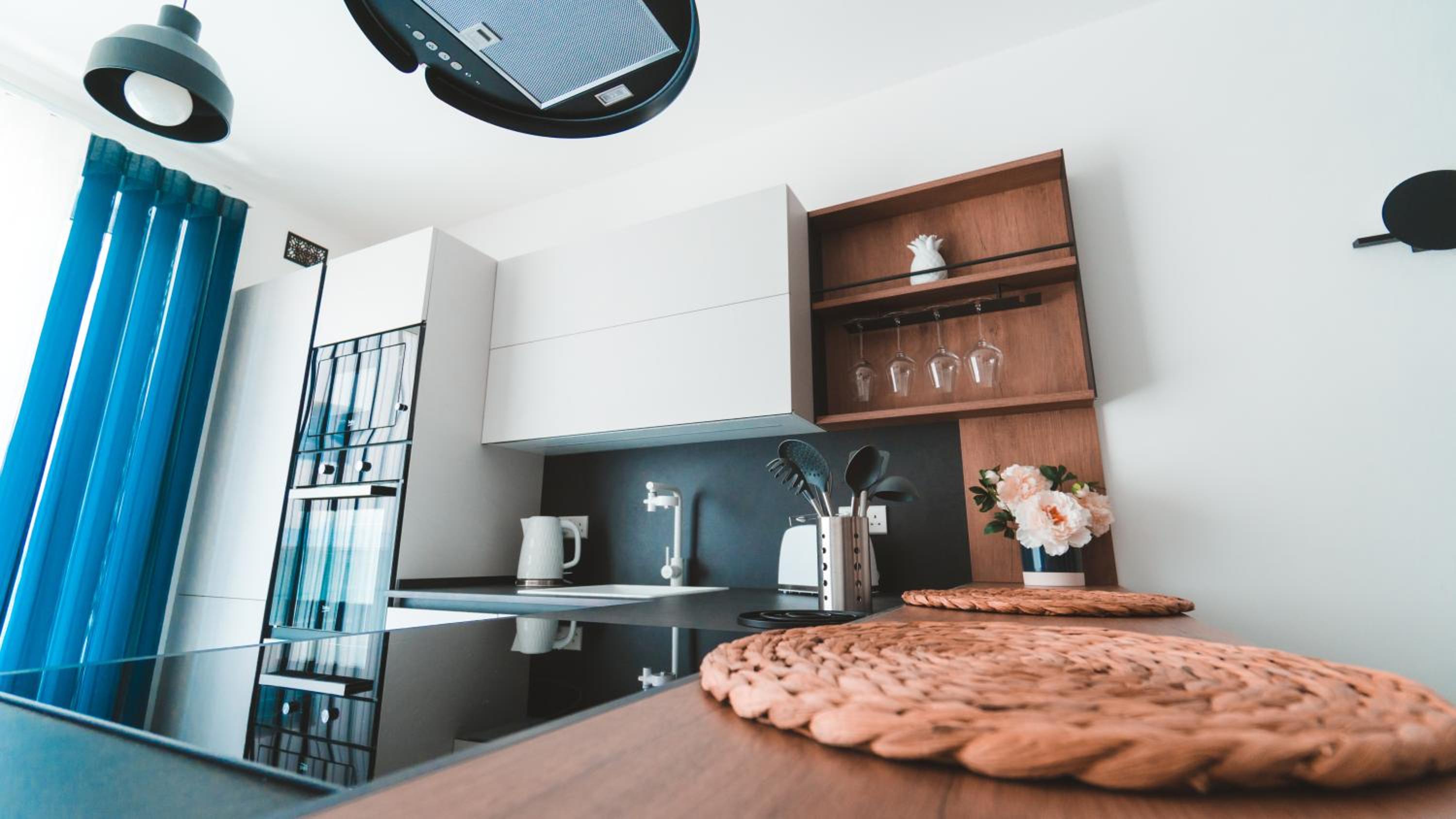 Ideal Location, Stylish 1BR Apartment with Free Parking photo 3