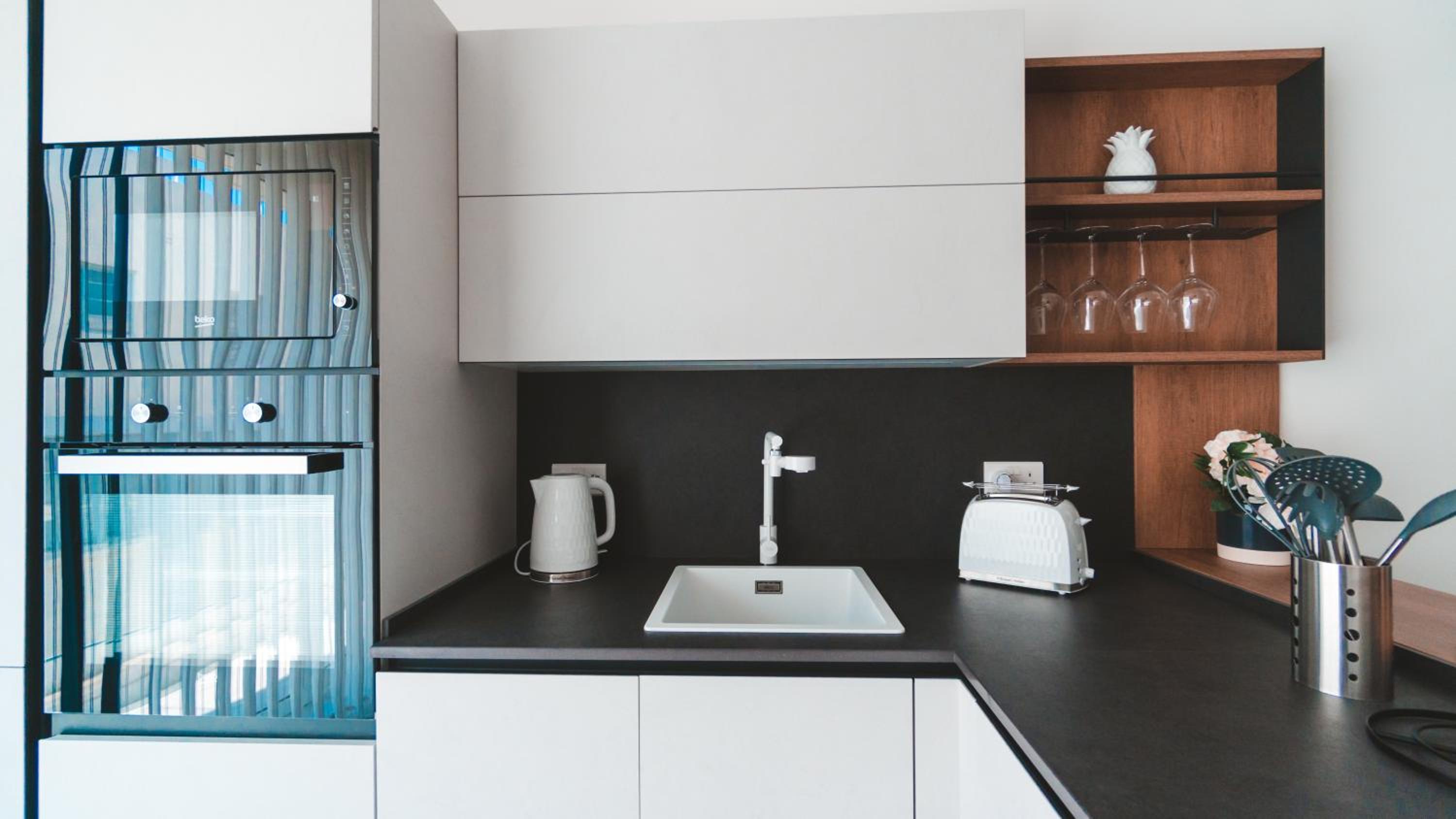 Ideal Location, Stylish 1BR Apartment with Free Parking