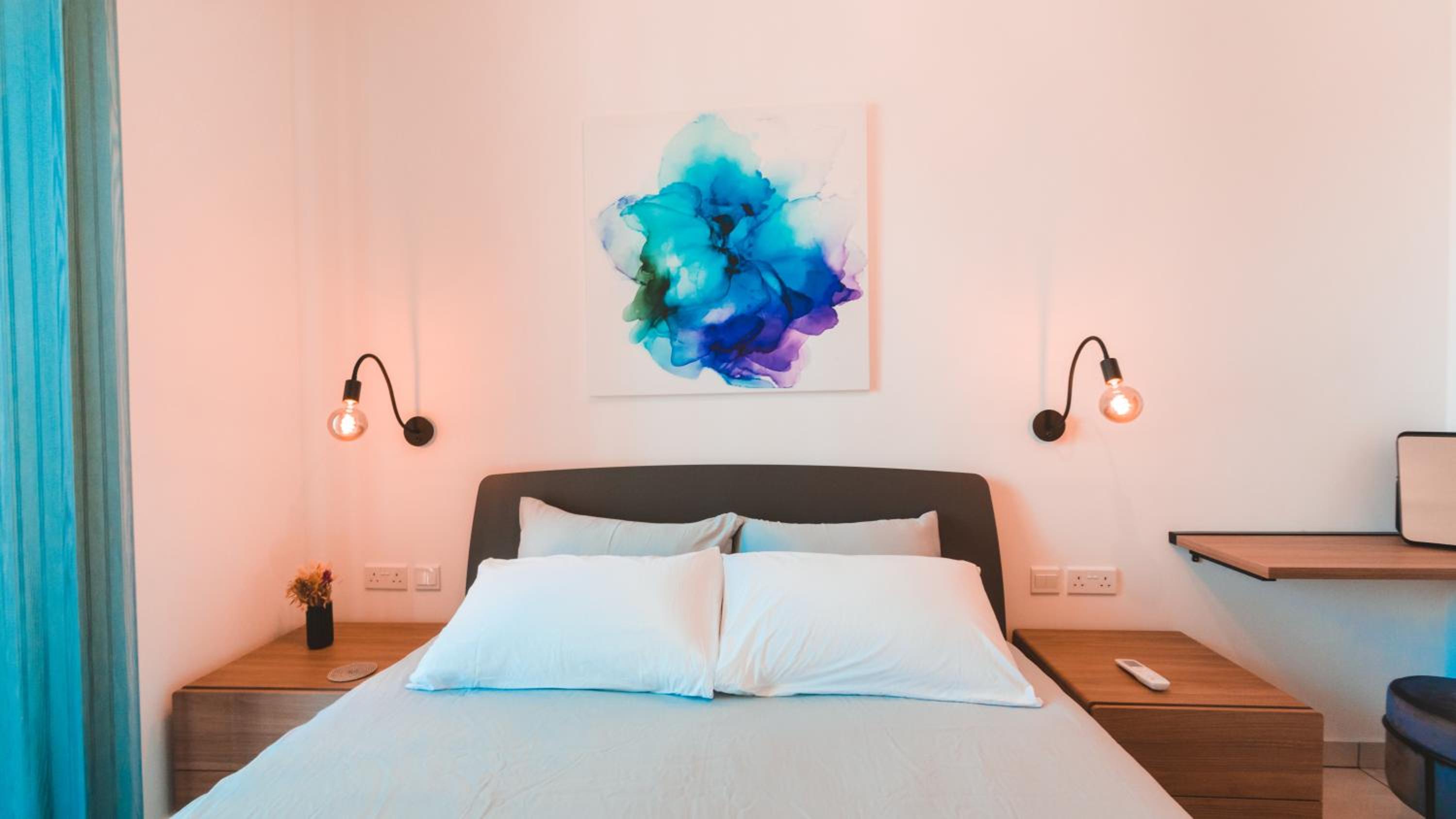 Hotel Ideal Location, Stylish 1BR Apartment with Free Parking - Image 1