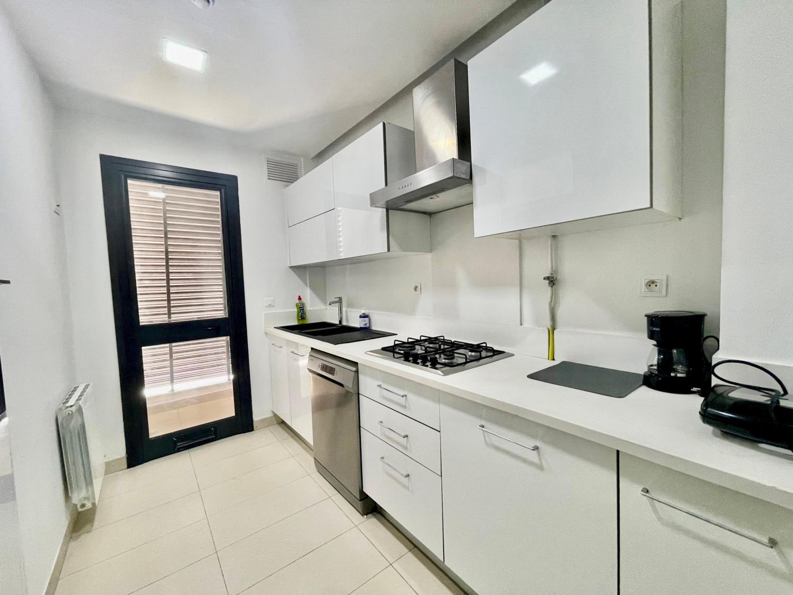 NEW bright and luxurious 2bds in Rd Malaga B10 view 5