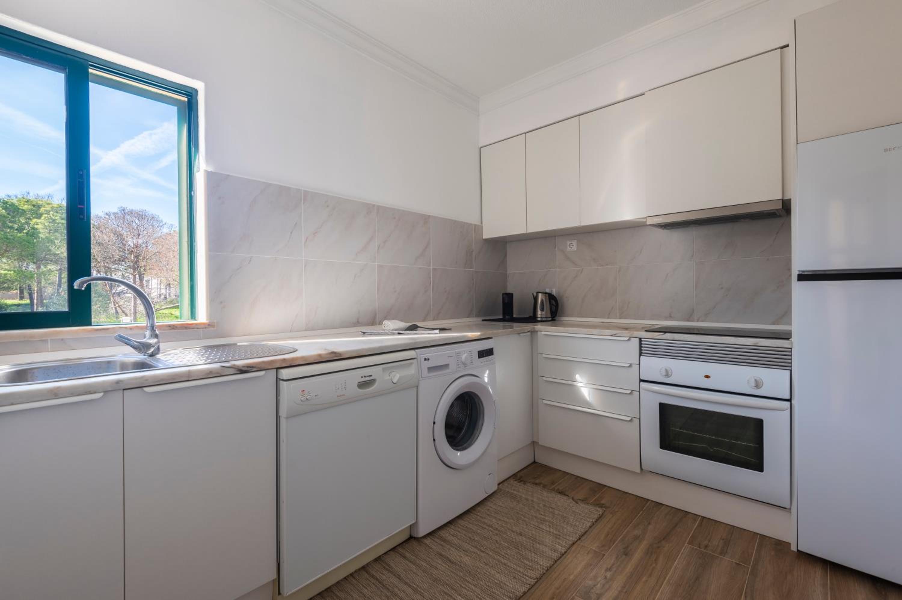 Salgados 1 Bedroom Apartment - 500m from the Beach view 4