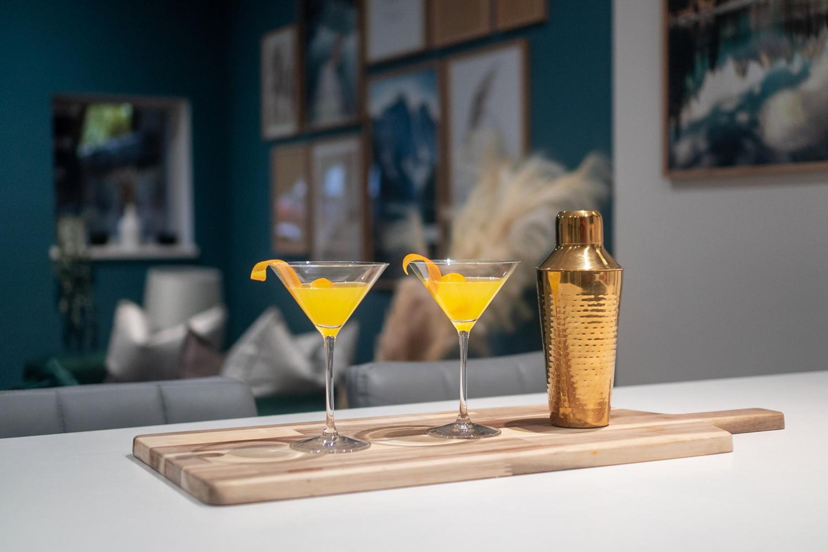 Hotel Spring Mount Huge Luxury Full Apartment- Harrogate Centre-Two extremely comfy Kingsize Bedrooms-Fully equipped Modern Kitchen-Cosy living room with Huge TV - Image 1