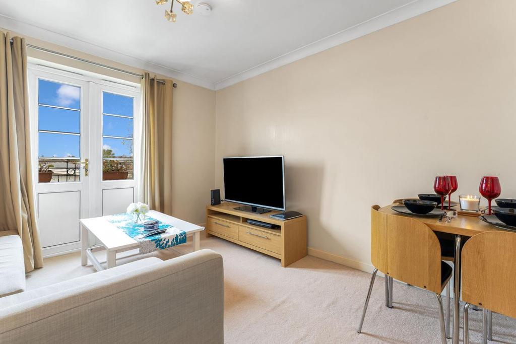 Modern 1BR flat - free parking + lift