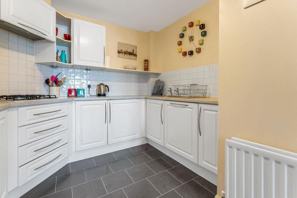 Modern 1BR flat - free parking + lift