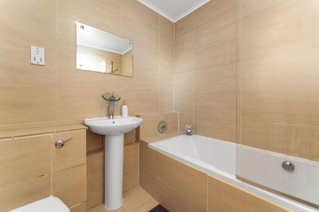 Modern 1BR flat - free parking + lift