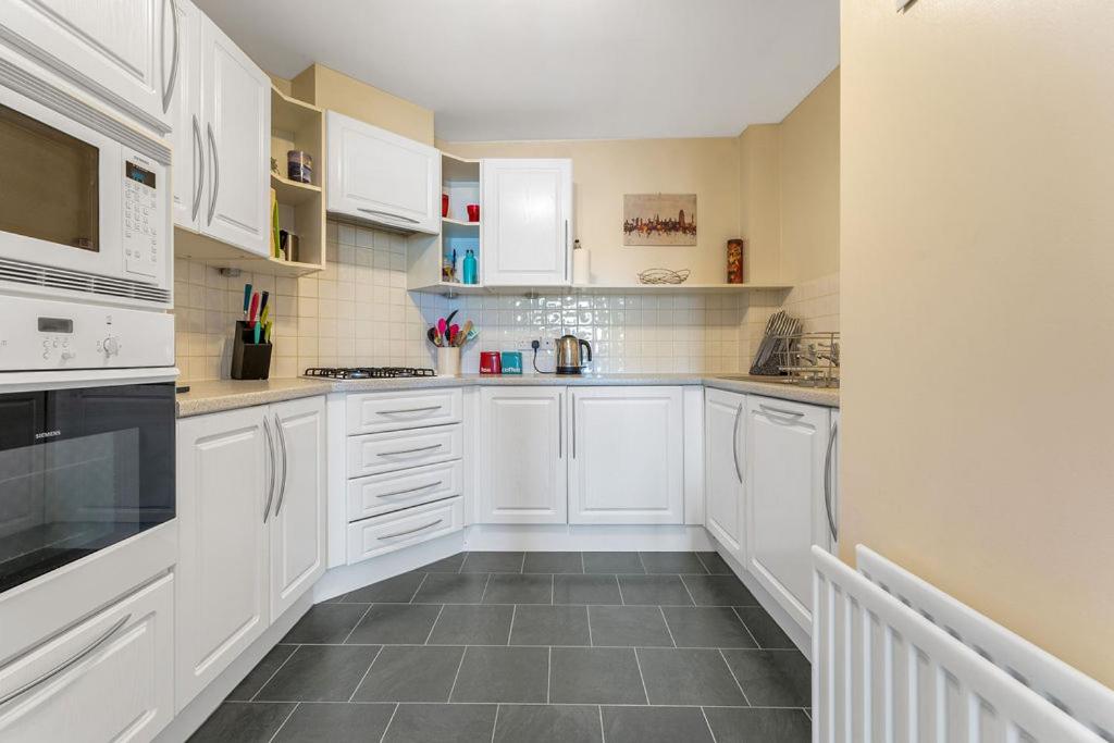 Modern 1BR flat - free parking + lift