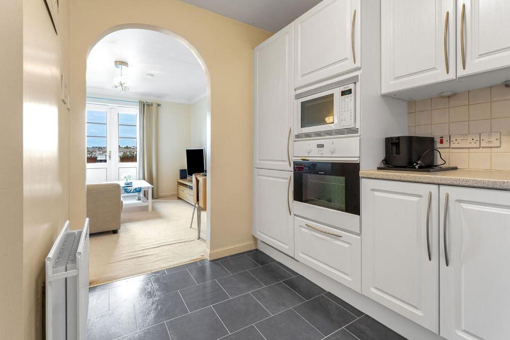 Modern 1BR flat - free parking + lift