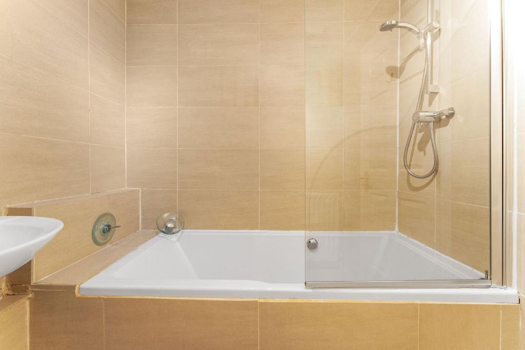 Modern 1BR flat - free parking + lift