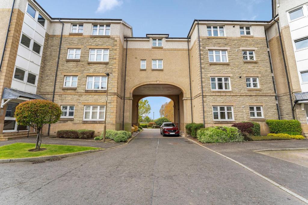 Modern 1BR flat - free parking + lift