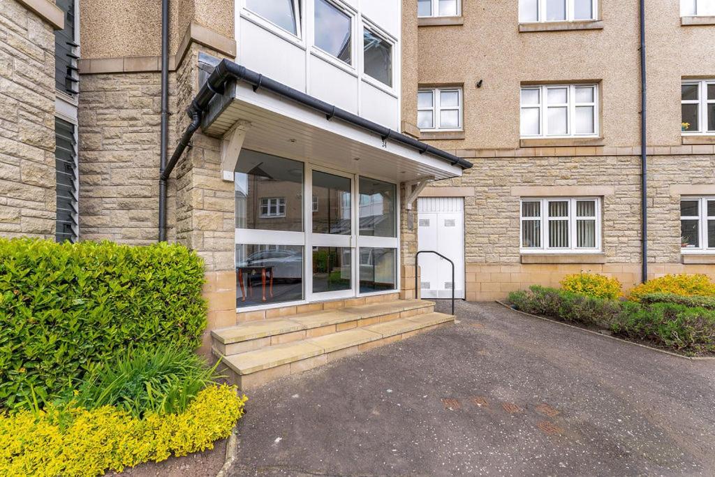 Modern 1BR flat - free parking + lift