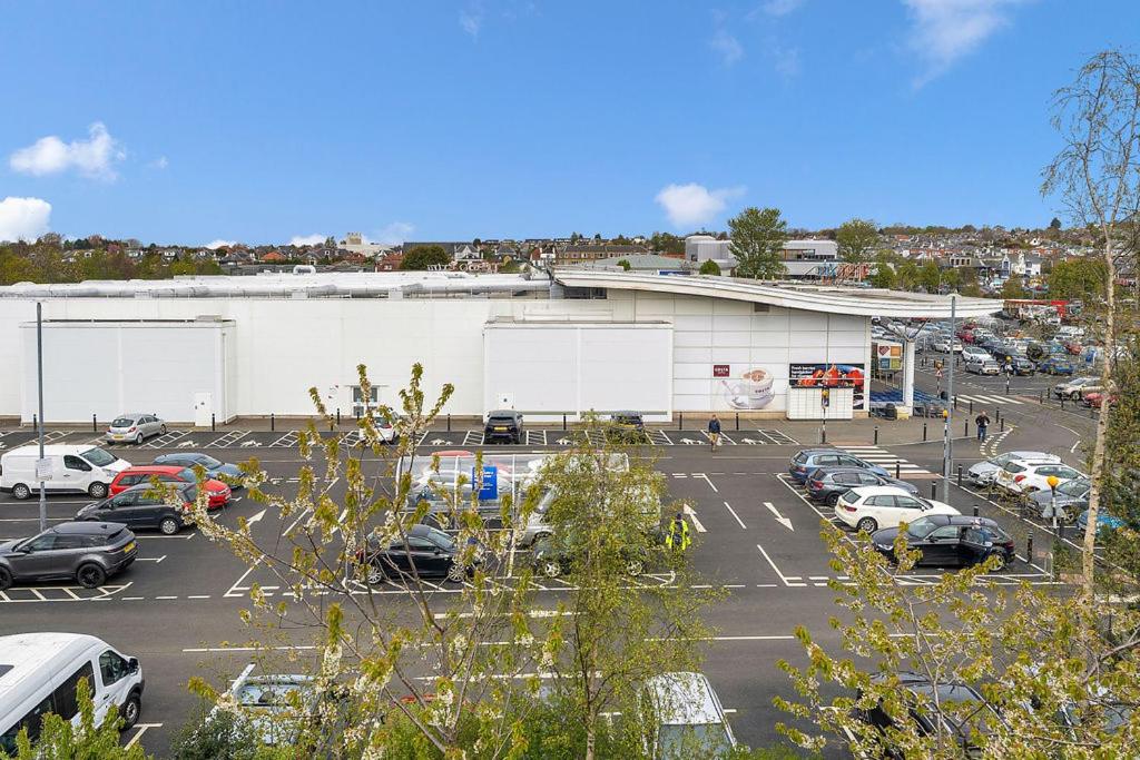 Modern 1BR flat - free parking + lift