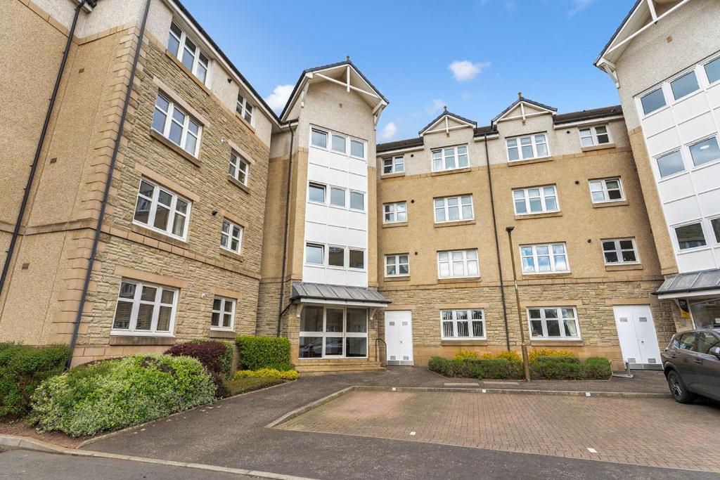 Modern 1BR flat - free parking + lift