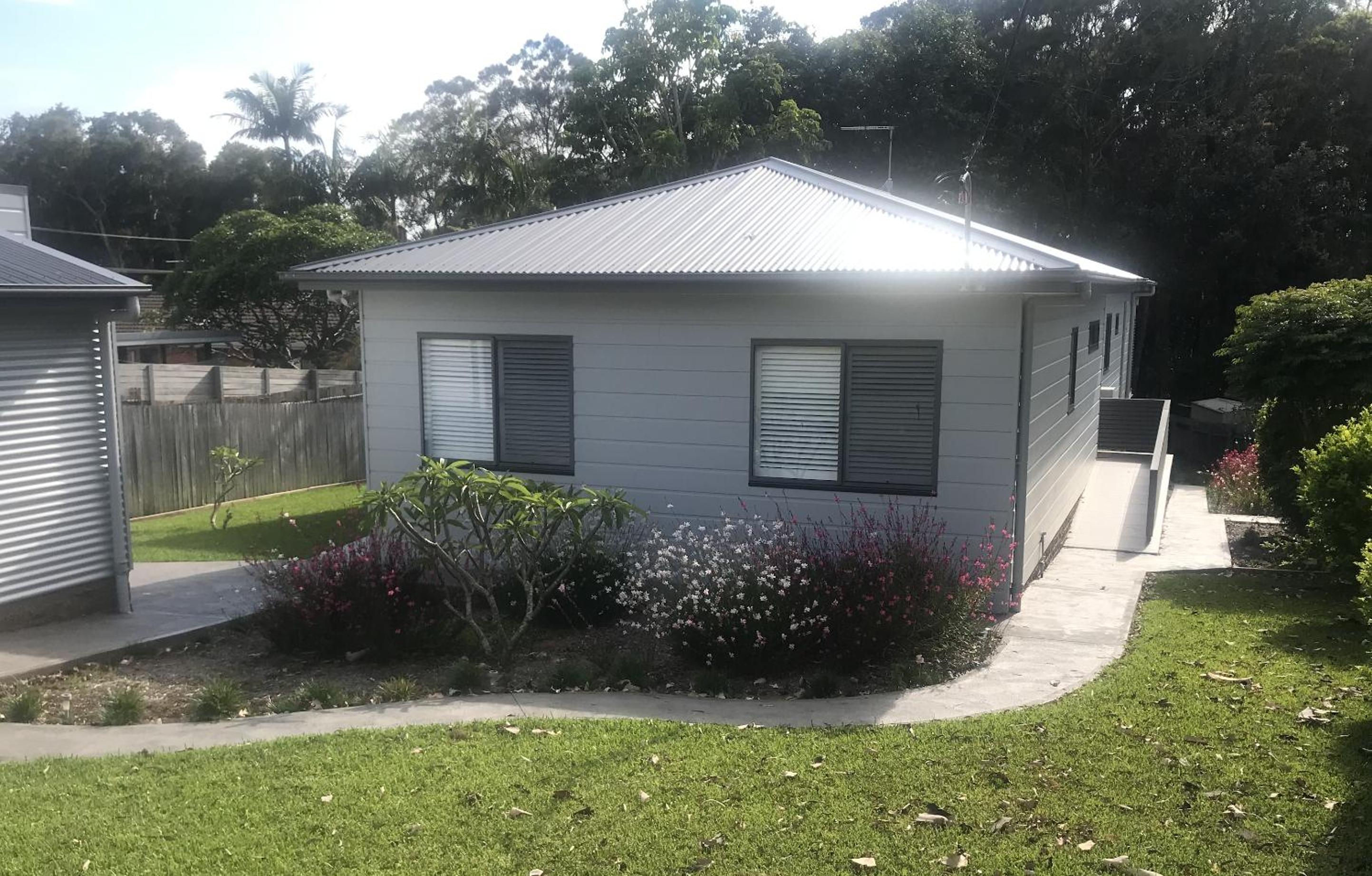 Hotel Sunnyside Retreat - Holiday Home - Walk to Nobbys or Flynns Beach , enjoy the sound of waves and birds - Image 1