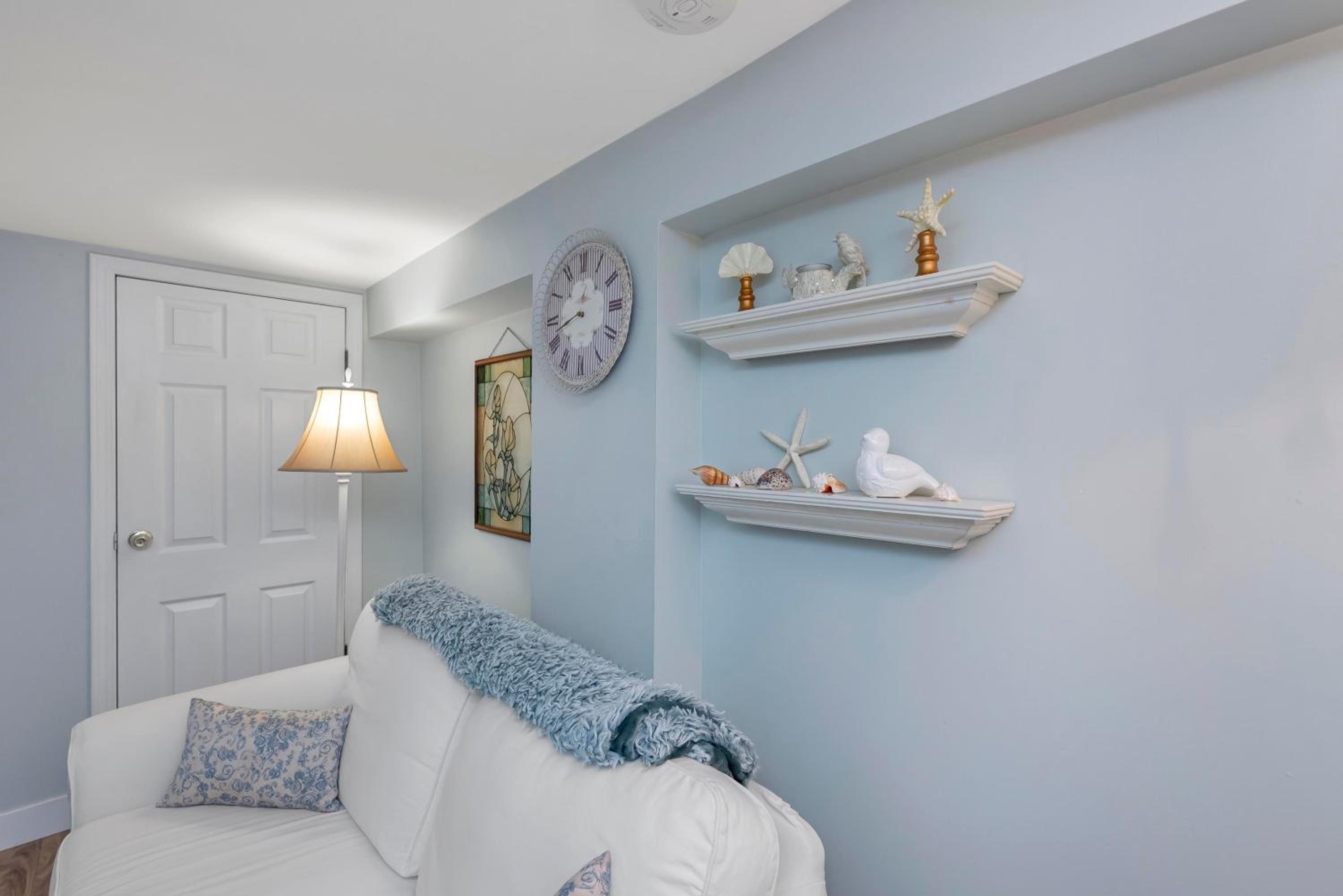 Quaint 1 bedroom lower suite in Victoria, BC