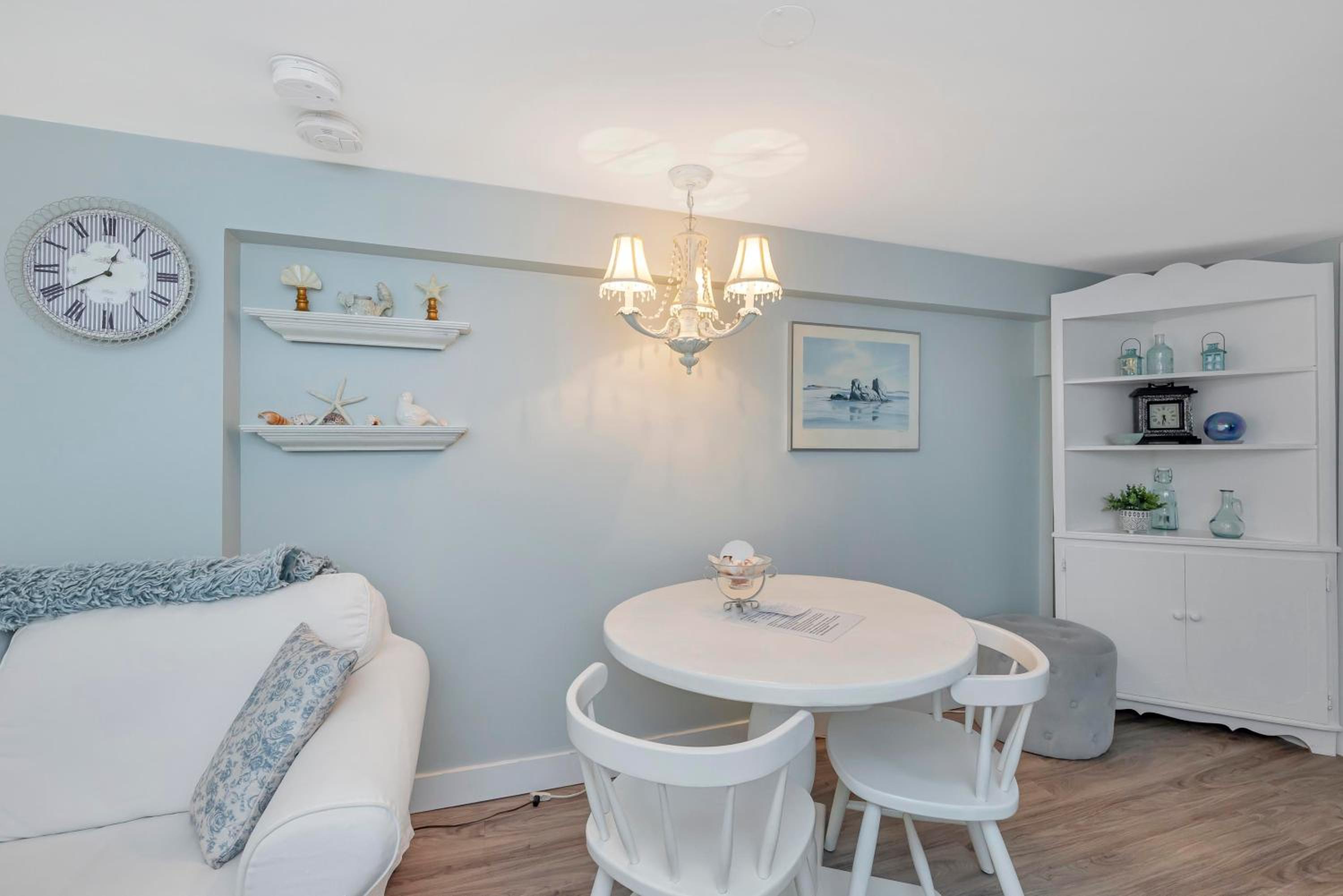 Quaint 1 bedroom lower suite in Victoria, BC