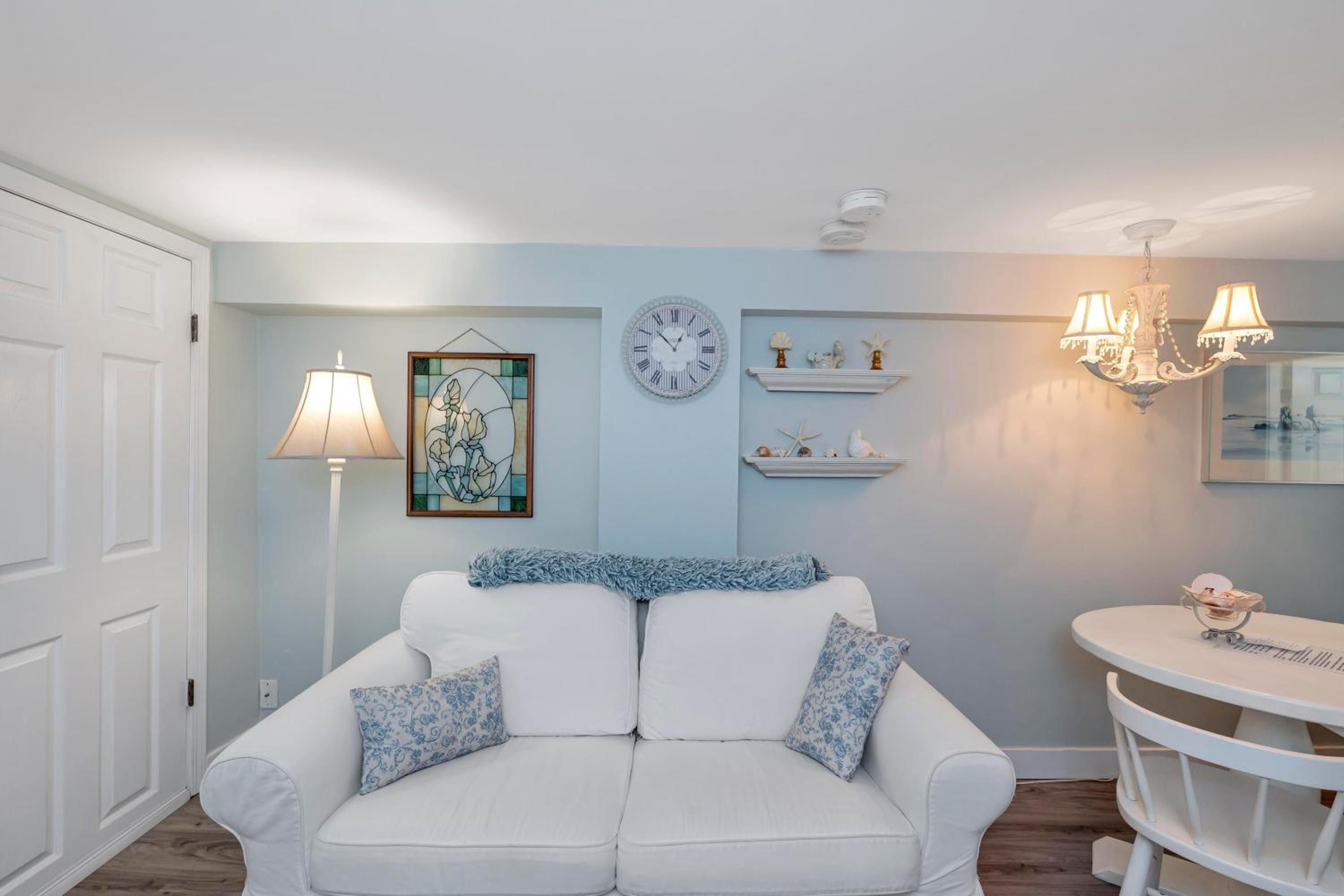 Quaint 1 bedroom lower suite in Victoria, BC