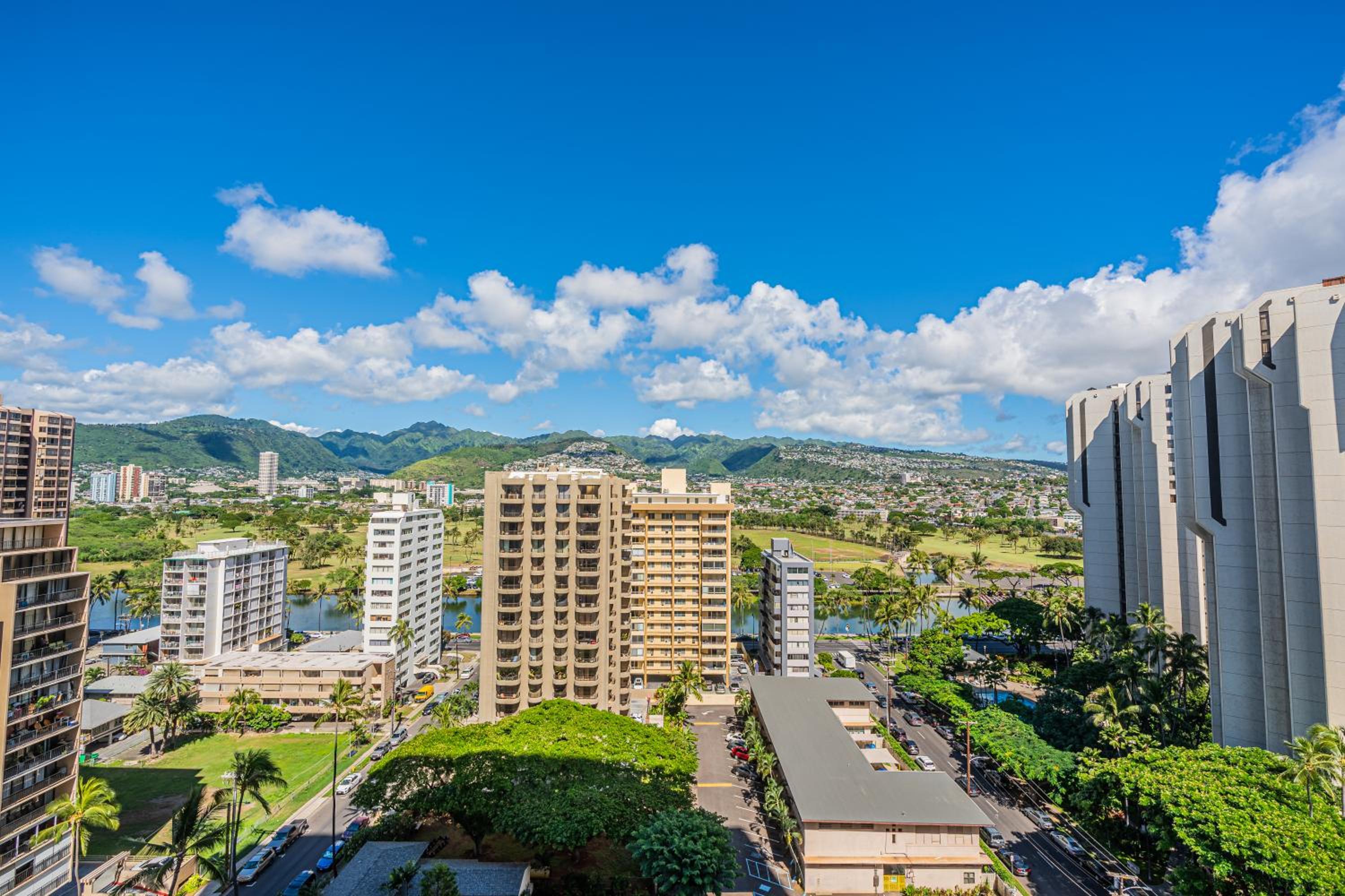 Hotel Free Parking, Pool, Sauna, Spa, WiFi, BBQ, AC - Waikiki Banyan - Image 1