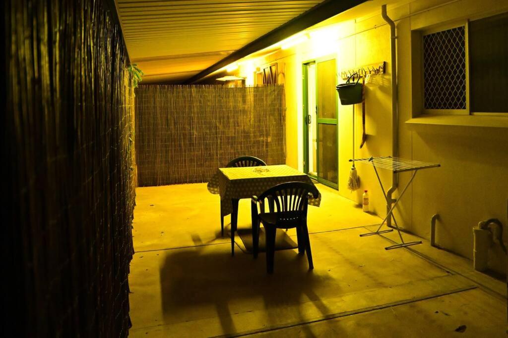 Spacious studio in AliceSprings QueenBed+KSAirbed