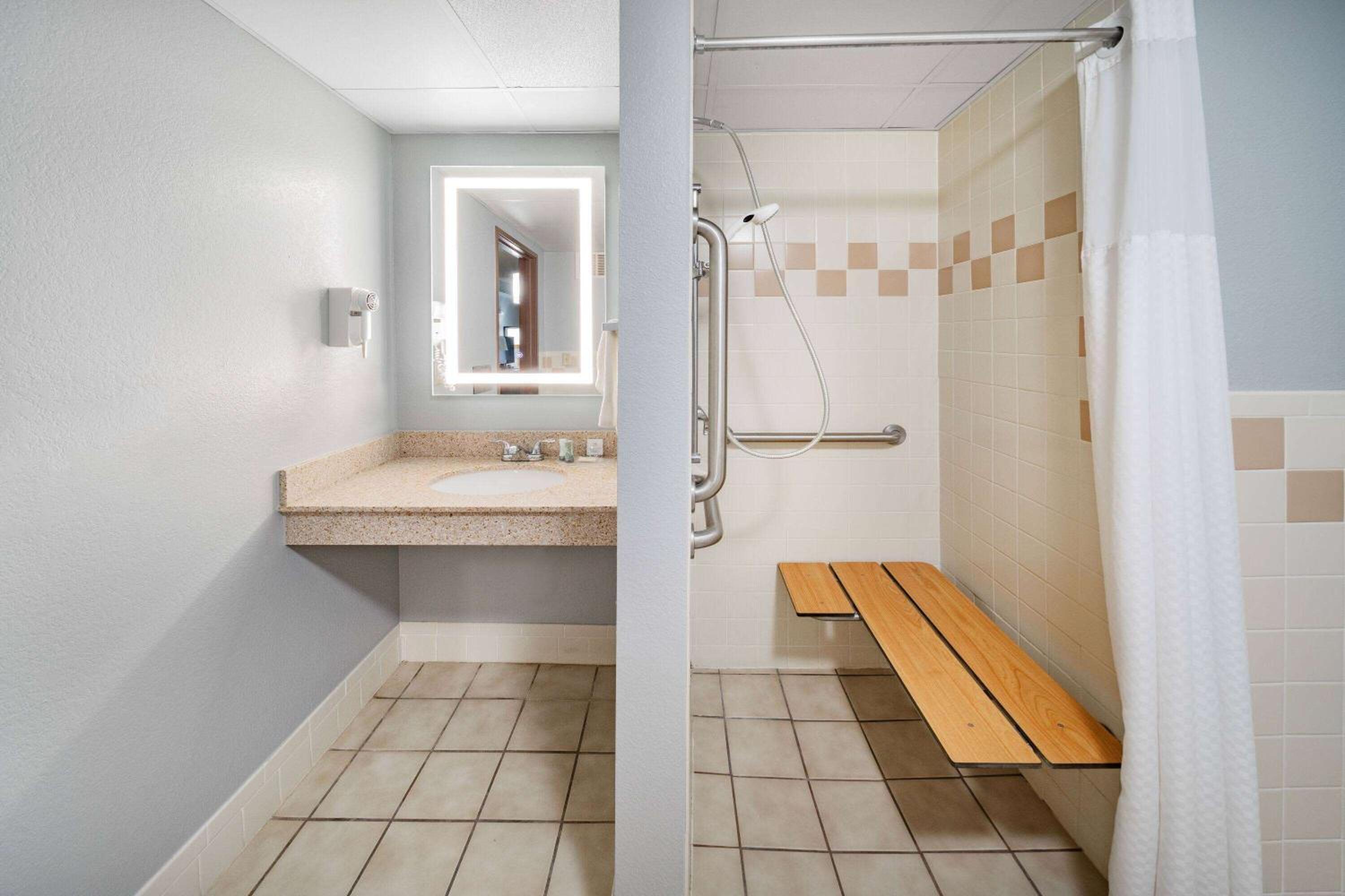 AmericInn by Wyndham Sayre - Property Image 11