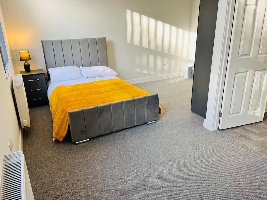 Cheerful newly refurbed 5 bed!