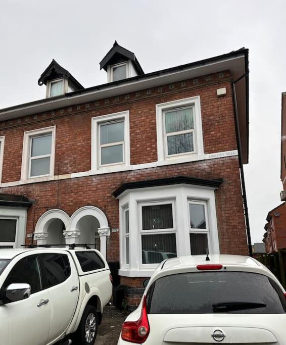 Cheerful newly refurbed 5 bed!