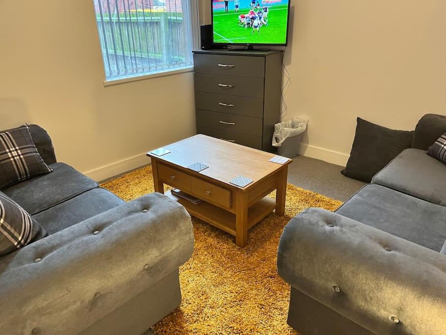 Cheerful newly refurbed 5 bed!