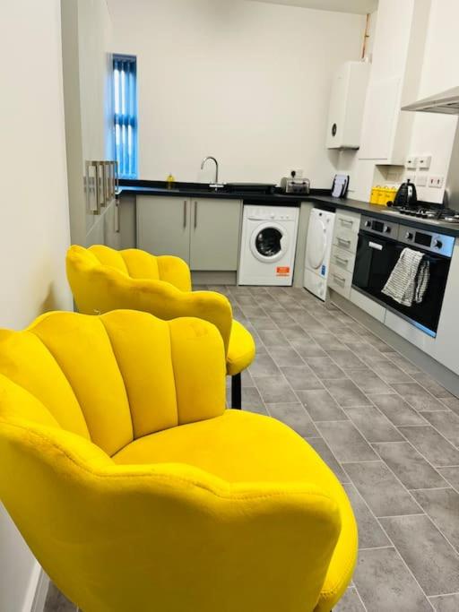 Cheerful newly refurbed 5 bed!