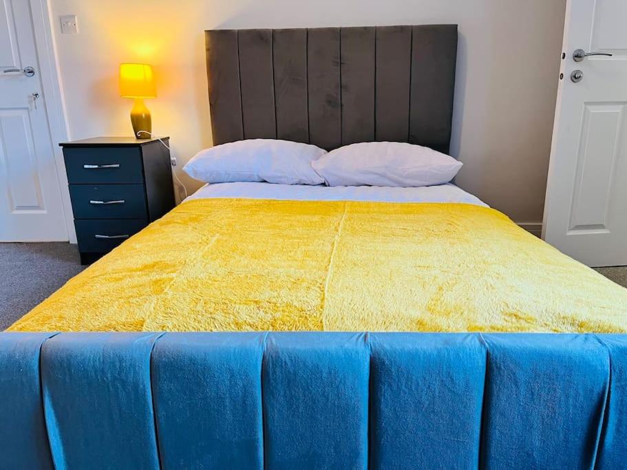 Cheerful newly refurbed 5 bed!